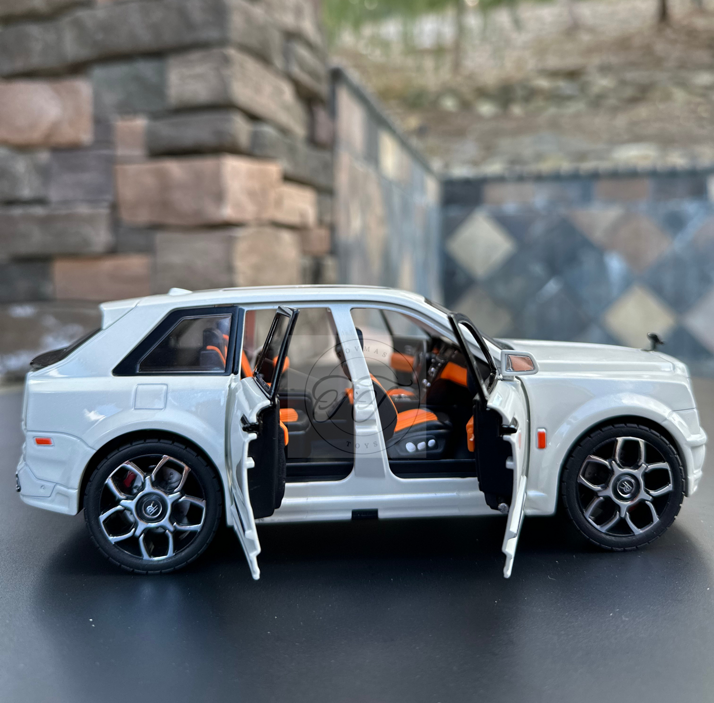 1:20 Scale Rolls-Royce Cullinan Diecast with Headlights & Taillight LEDS