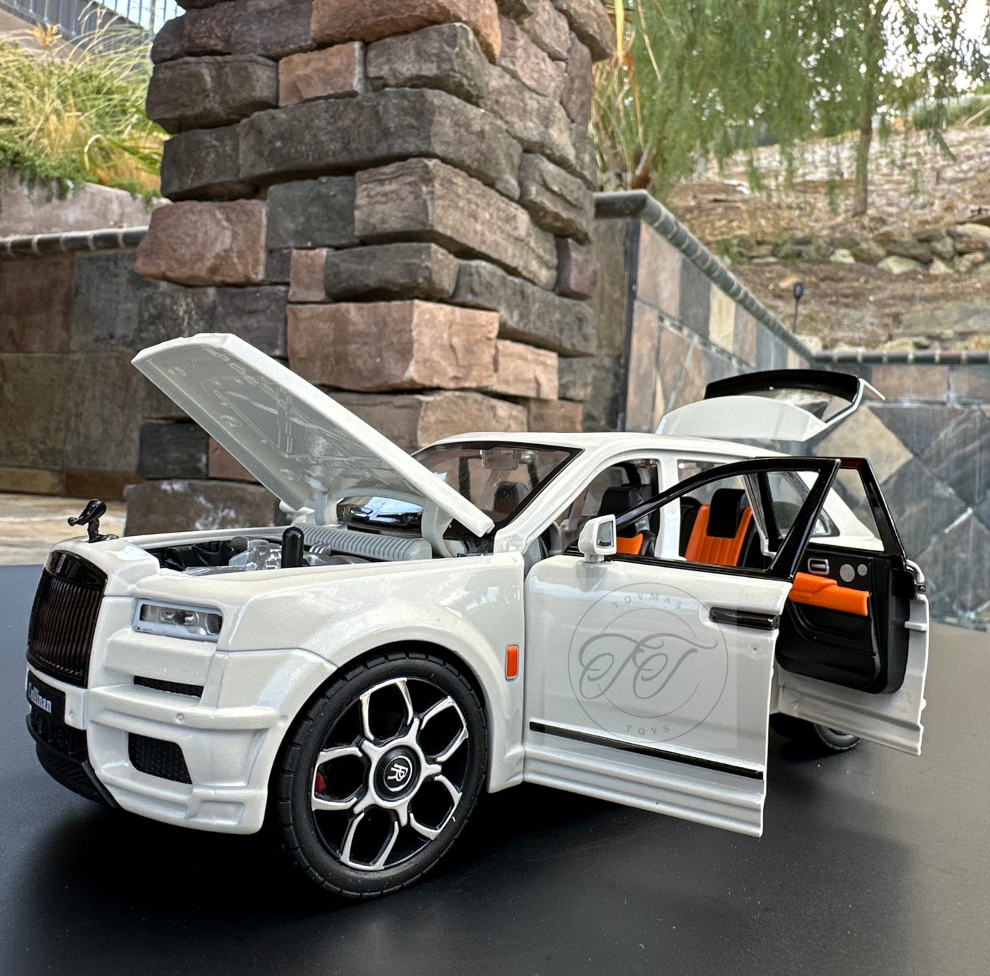 1:20 Scale Rolls-Royce Cullinan Diecast with Headlights & Taillight LEDS