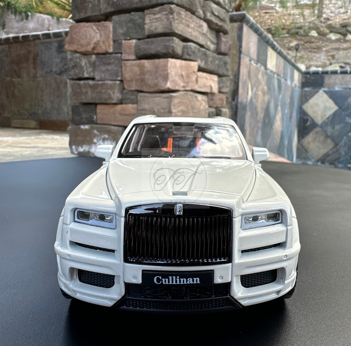 1:20 Scale Rolls-Royce Cullinan Diecast with Headlights & Taillight LEDS