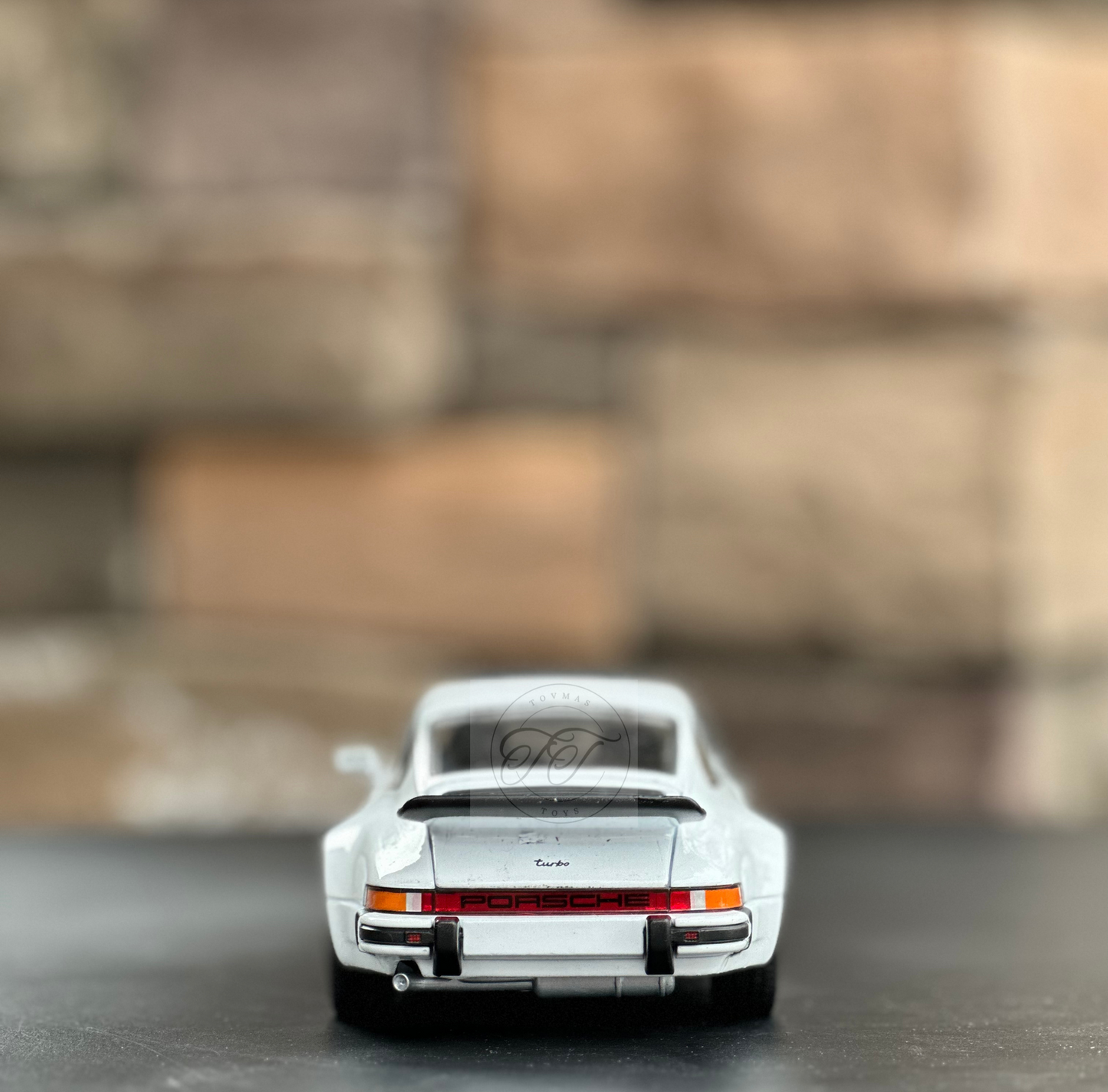 WELLY 1:24 SCALE 1975 PORSCHE 911 TURBO CLASSIC WHITE