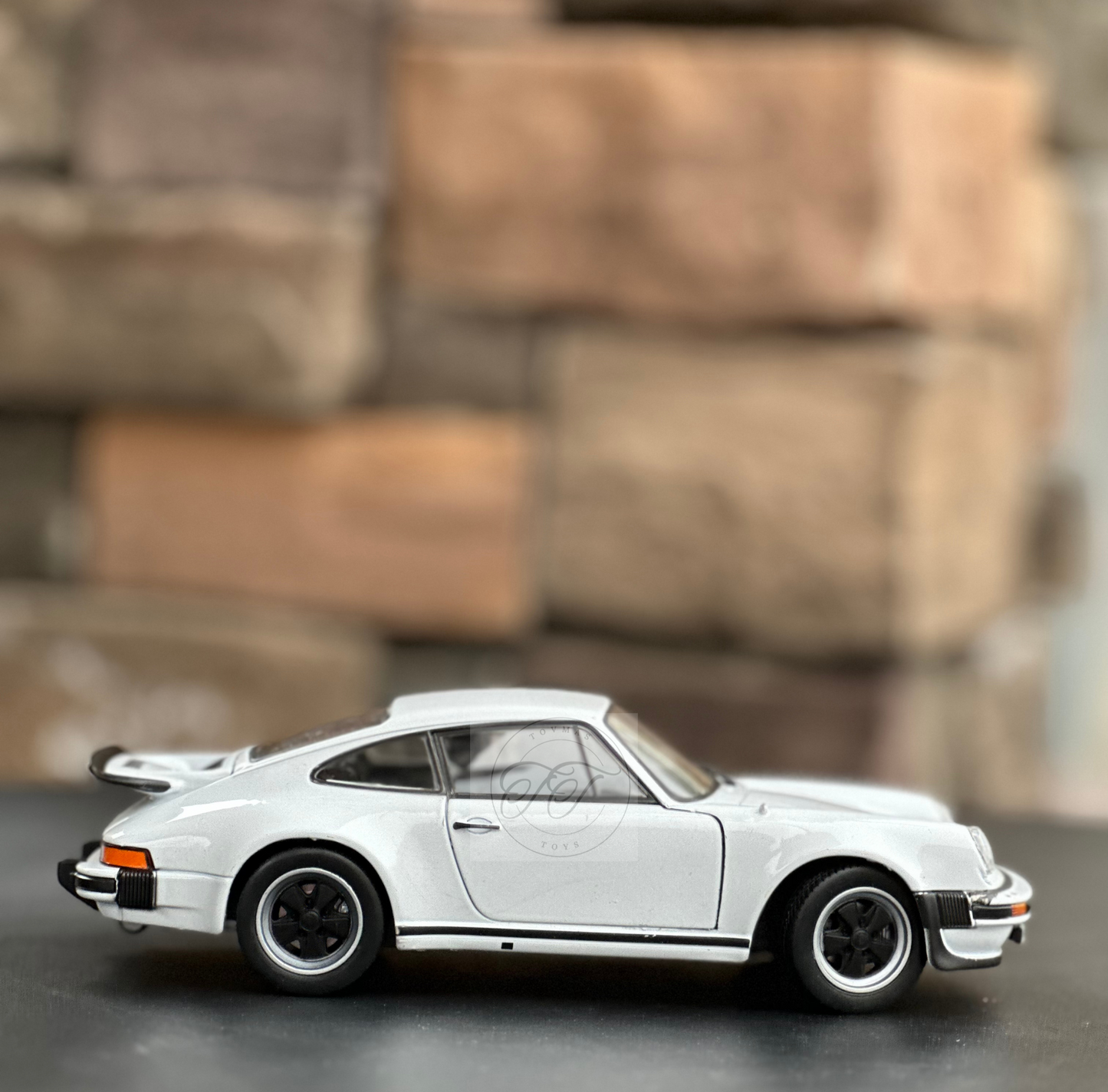 WELLY 1:24 SCALE 1975 PORSCHE 911 TURBO CLASSIC WHITE