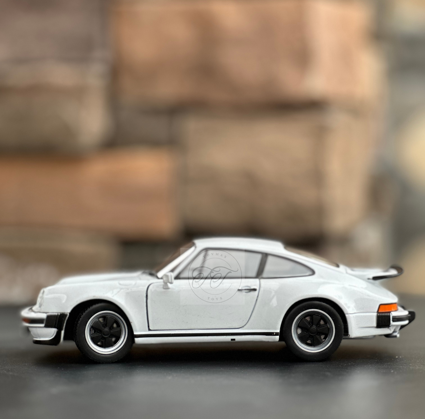 WELLY 1:24 SCALE 1975 PORSCHE 911 TURBO CLASSIC WHITE