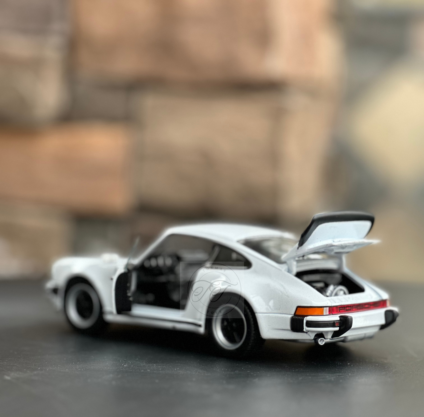 WELLY 1:24 SCALE 1975 PORSCHE 911 TURBO CLASSIC WHITE