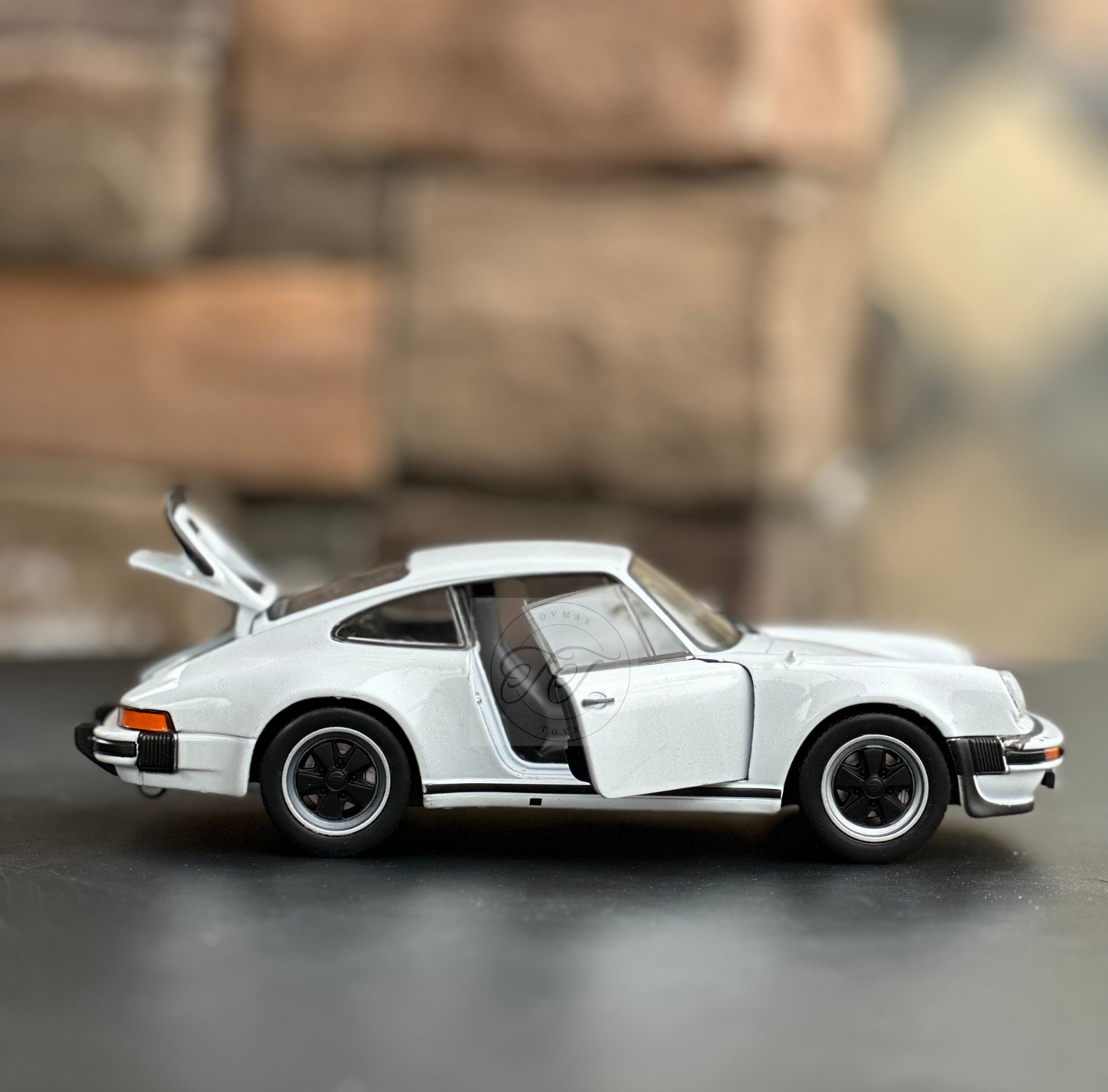 WELLY 1:24 SCALE 1975 PORSCHE 911 TURBO CLASSIC WHITE