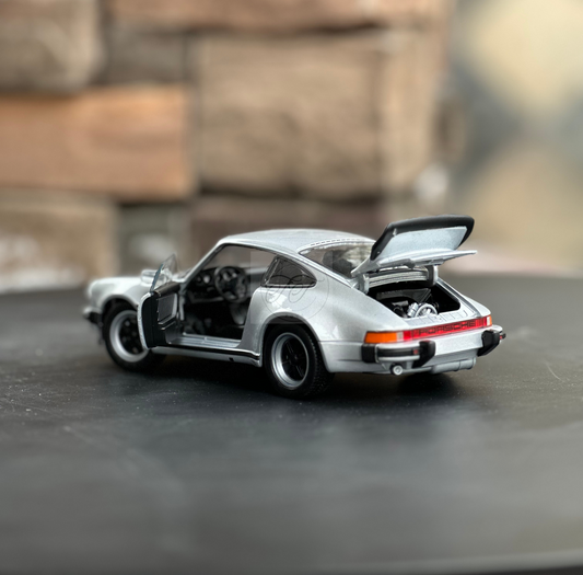 WELLY 1:24 SCALE 1975 PORSCHE 911 TURBO CLASSIC SILVER