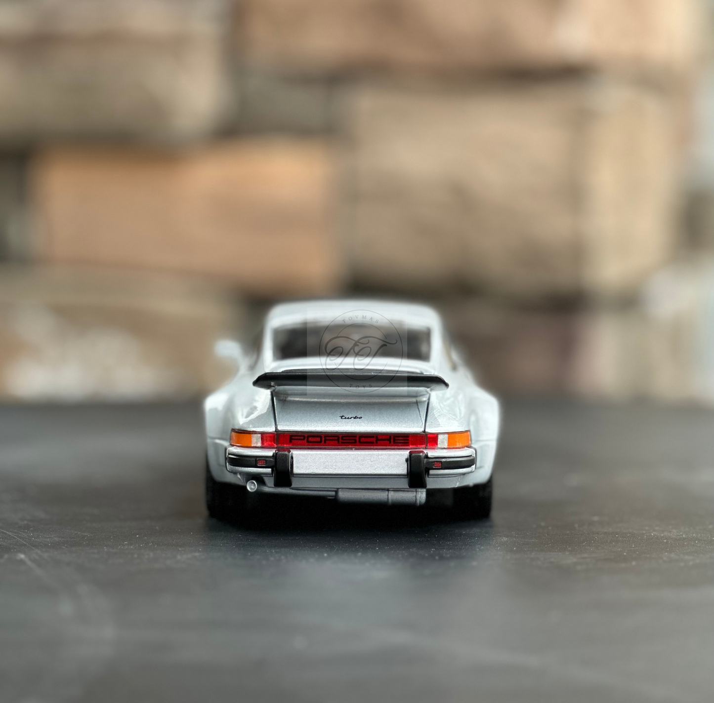 WELLY 1:24 SCALE 1975 PORSCHE 911 TURBO CLASSIC SILVER