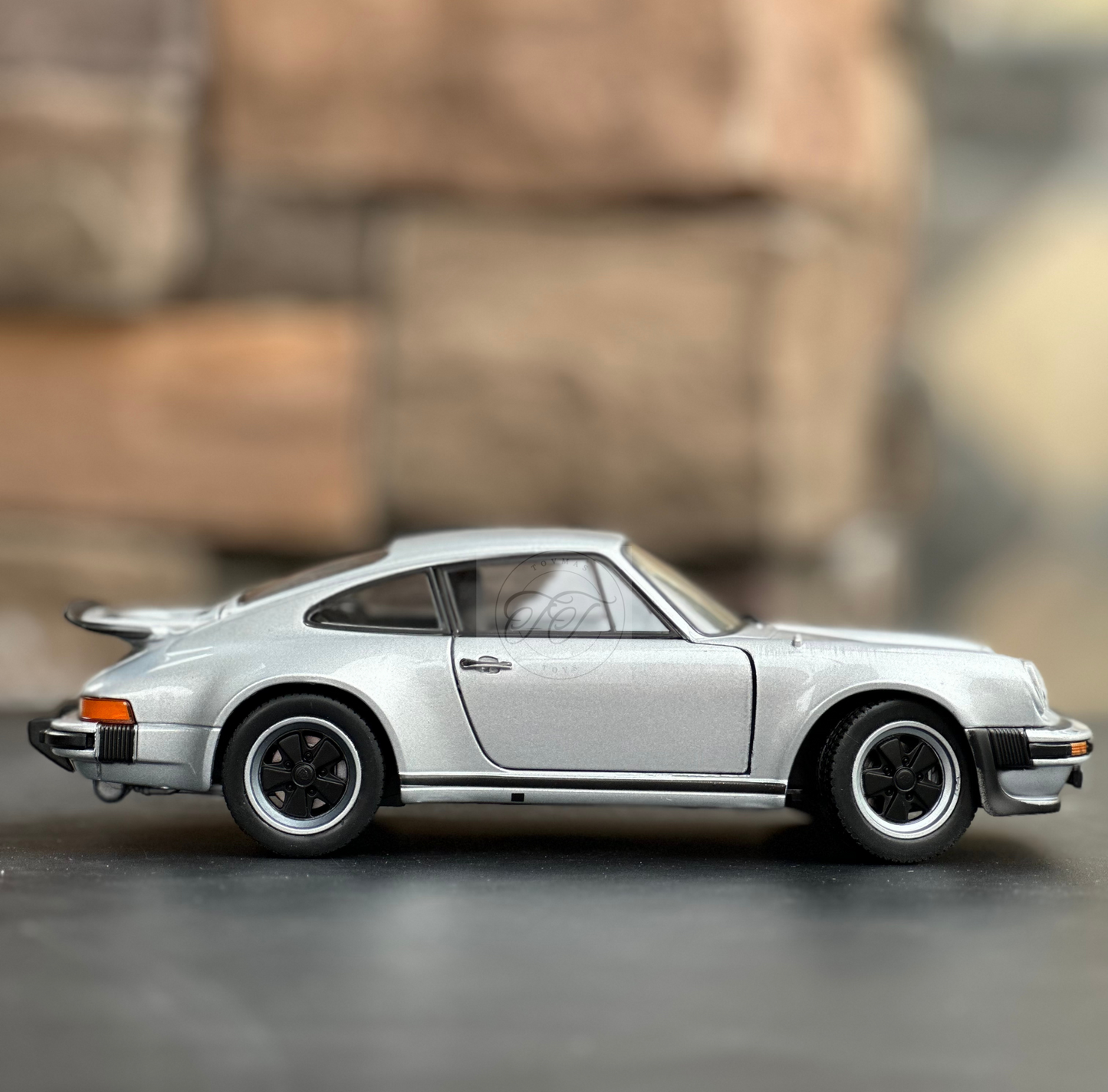 WELLY 1:24 SCALE 1975 PORSCHE 911 TURBO CLASSIC SILVER