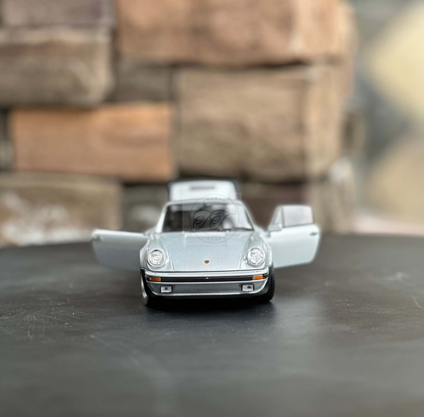 WELLY 1:24 SCALE 1975 PORSCHE 911 TURBO CLASSIC SILVER