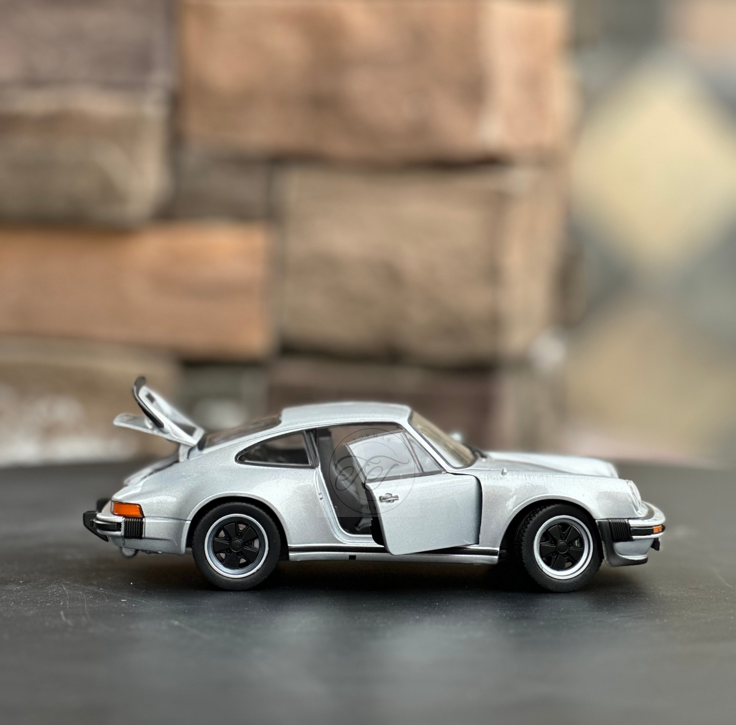 WELLY 1:24 SCALE 1975 PORSCHE 911 TURBO CLASSIC SILVER