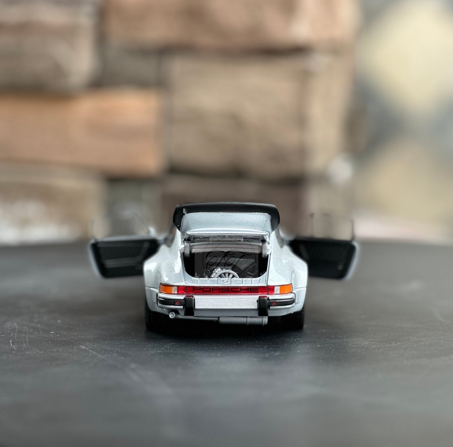 WELLY 1:24 SCALE 1975 PORSCHE 911 TURBO CLASSIC SILVER