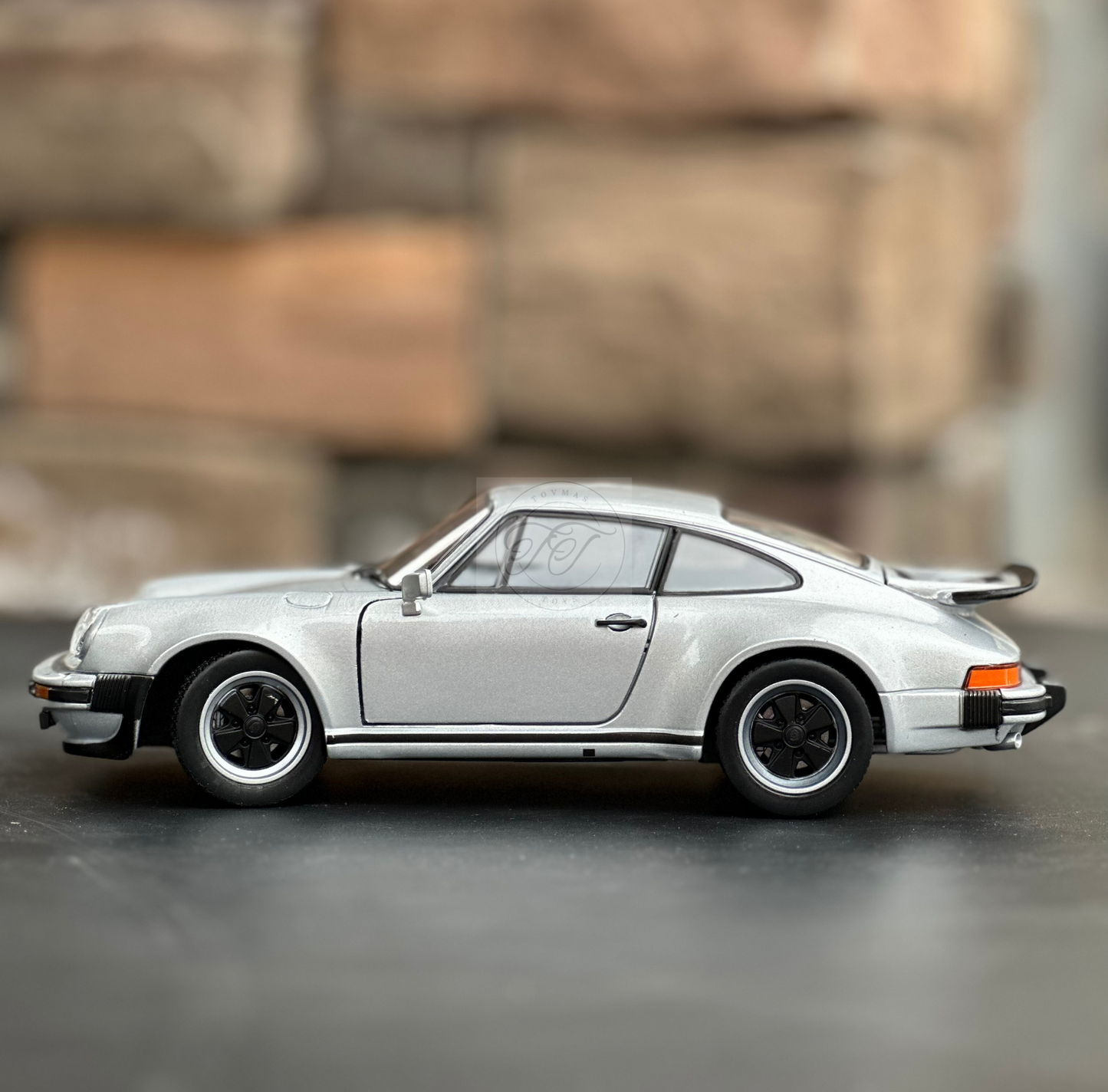 WELLY 1:24 SCALE 1975 PORSCHE 911 TURBO CLASSIC SILVER