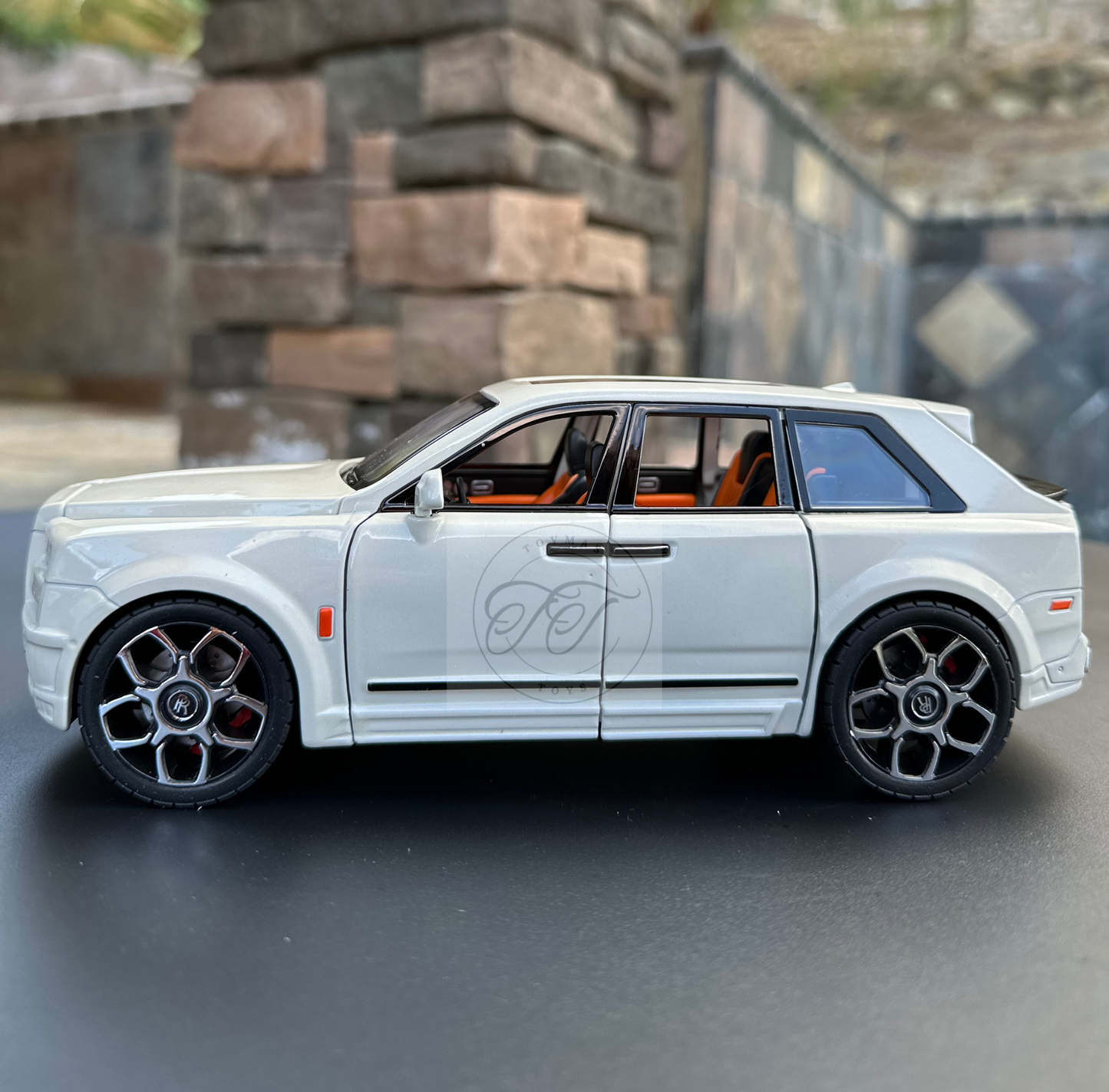 1:20 Scale Rolls-Royce Cullinan Diecast with Headlights & Taillight LEDS