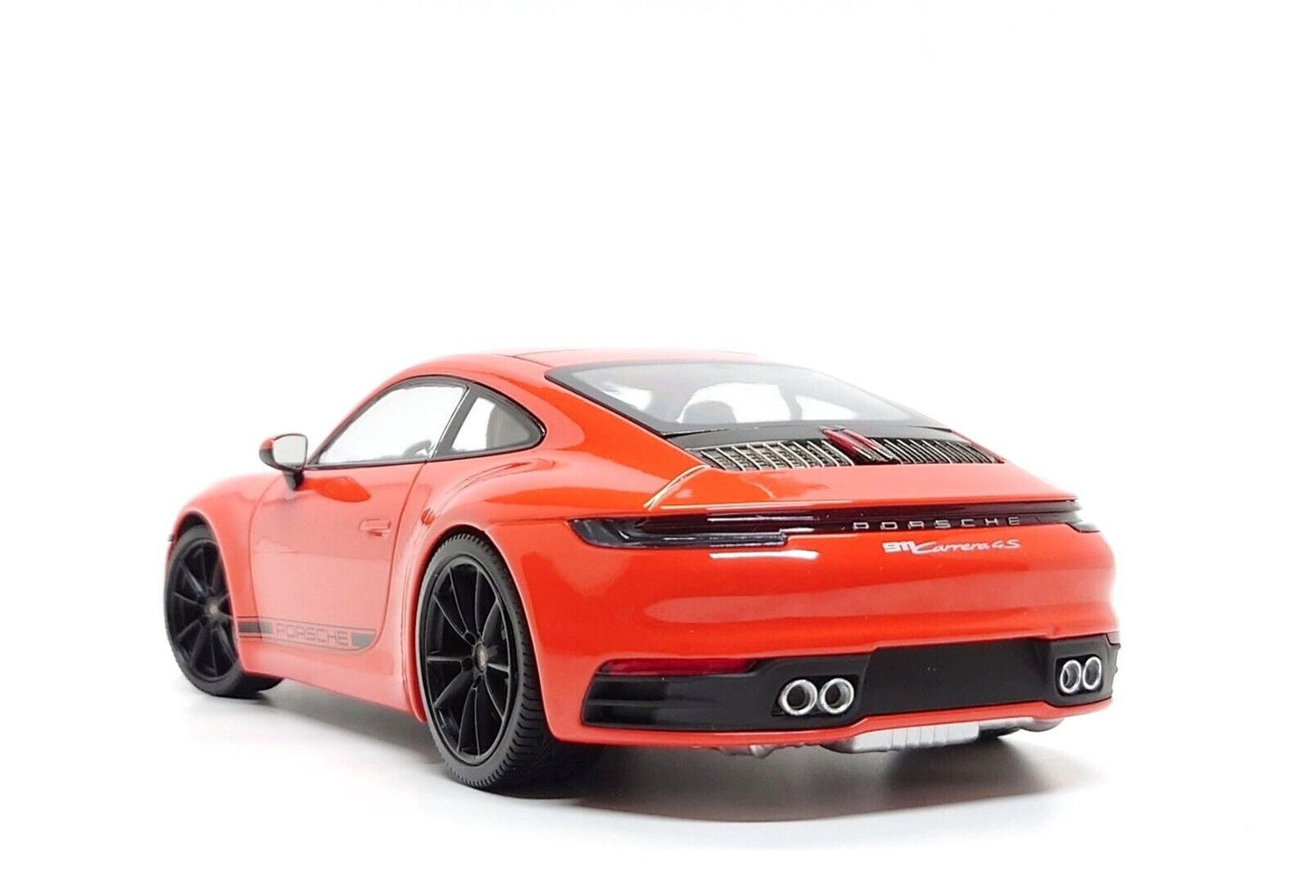 Minichamps 1:18 Porsche 911 Carrera 4S Coupe (992) in Lava Orange