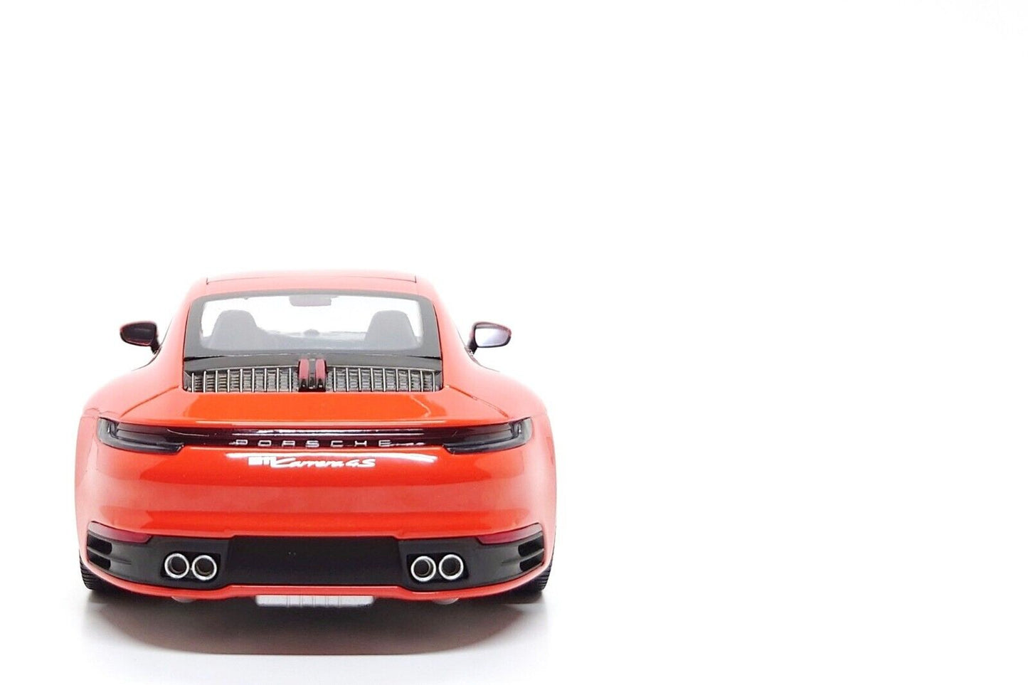 Minichamps 1:18 Porsche 911 Carrera 4S Coupe (992) in Lava Orange