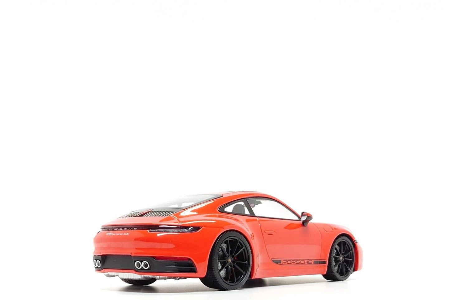 Minichamps 1:18 Porsche 911 Carrera 4S Coupe (992) in Lava Orange