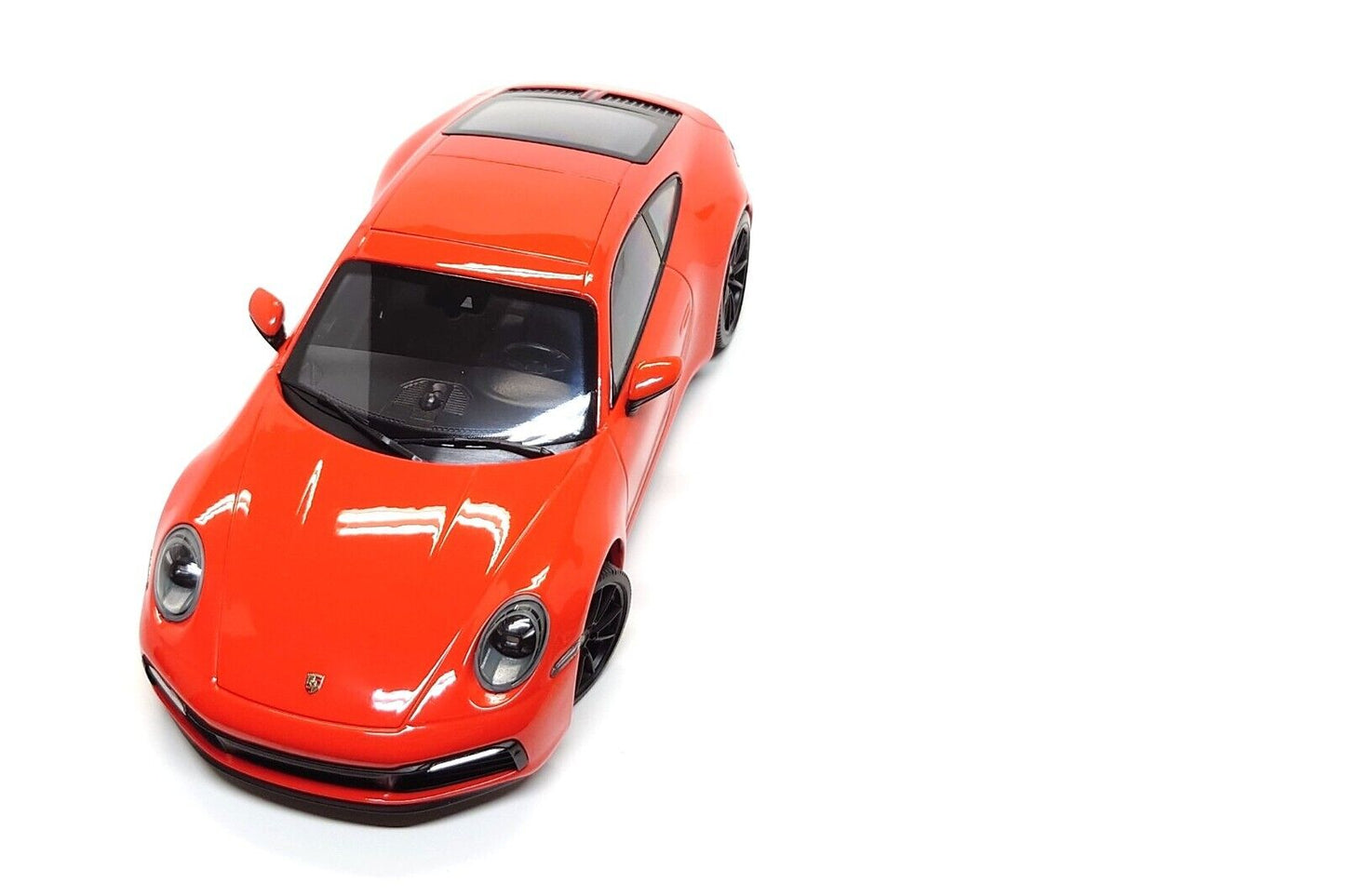 Minichamps 1:18 Porsche 911 Carrera 4S Coupe (992) in Lava Orange