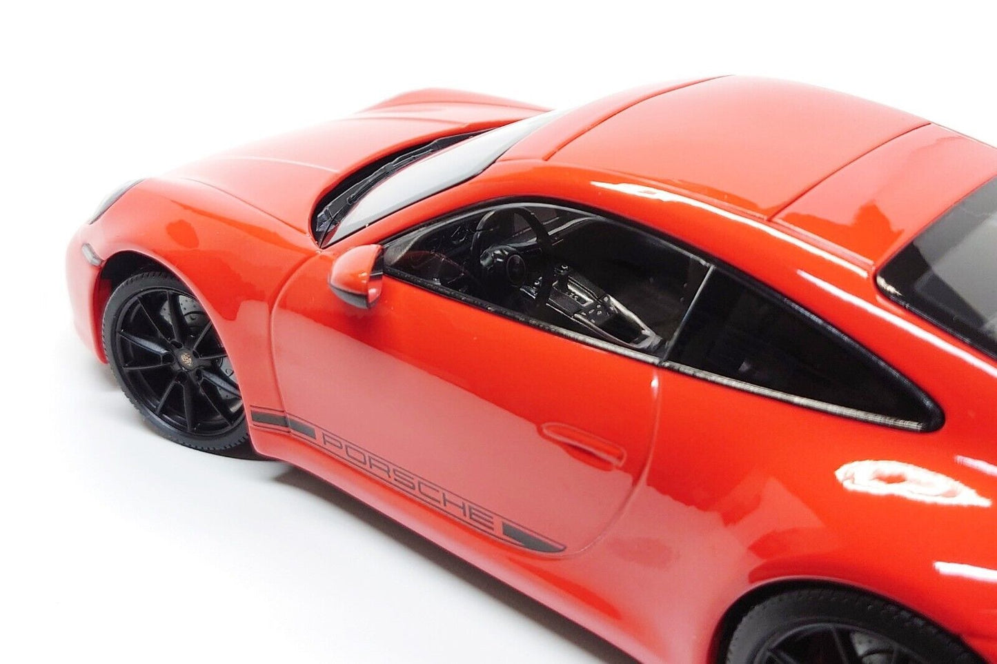 Minichamps 1:18 Porsche 911 Carrera 4S Coupe (992) in Lava Orange