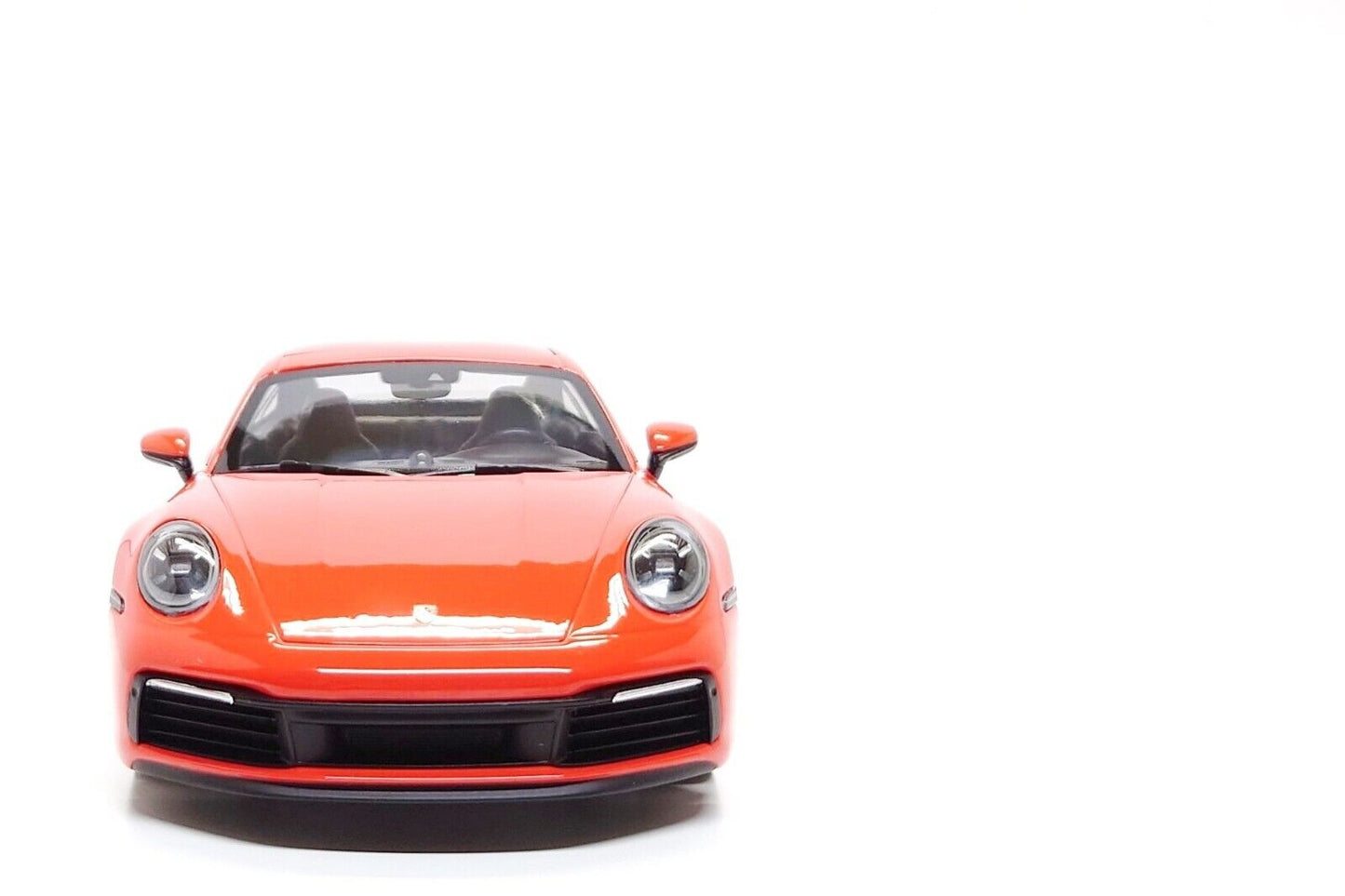 Minichamps 1:18 Porsche 911 Carrera 4S Coupe (992) in Lava Orange