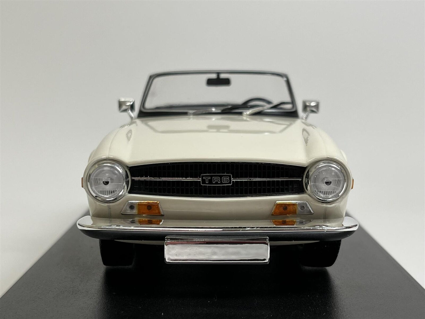 MINICHAMP 1:18 Triumph TR6 1969 White Limited Edition LHD 155132035