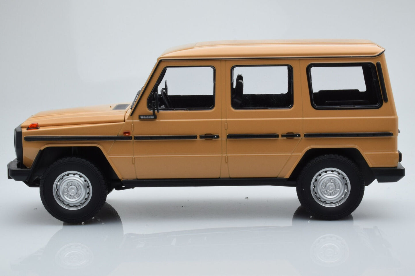 MINICHAMPS 1:18 1980 MERCEDES-BENZ G-MODEL (LWB) BEIGE LTD ED 504 PCS 155038104