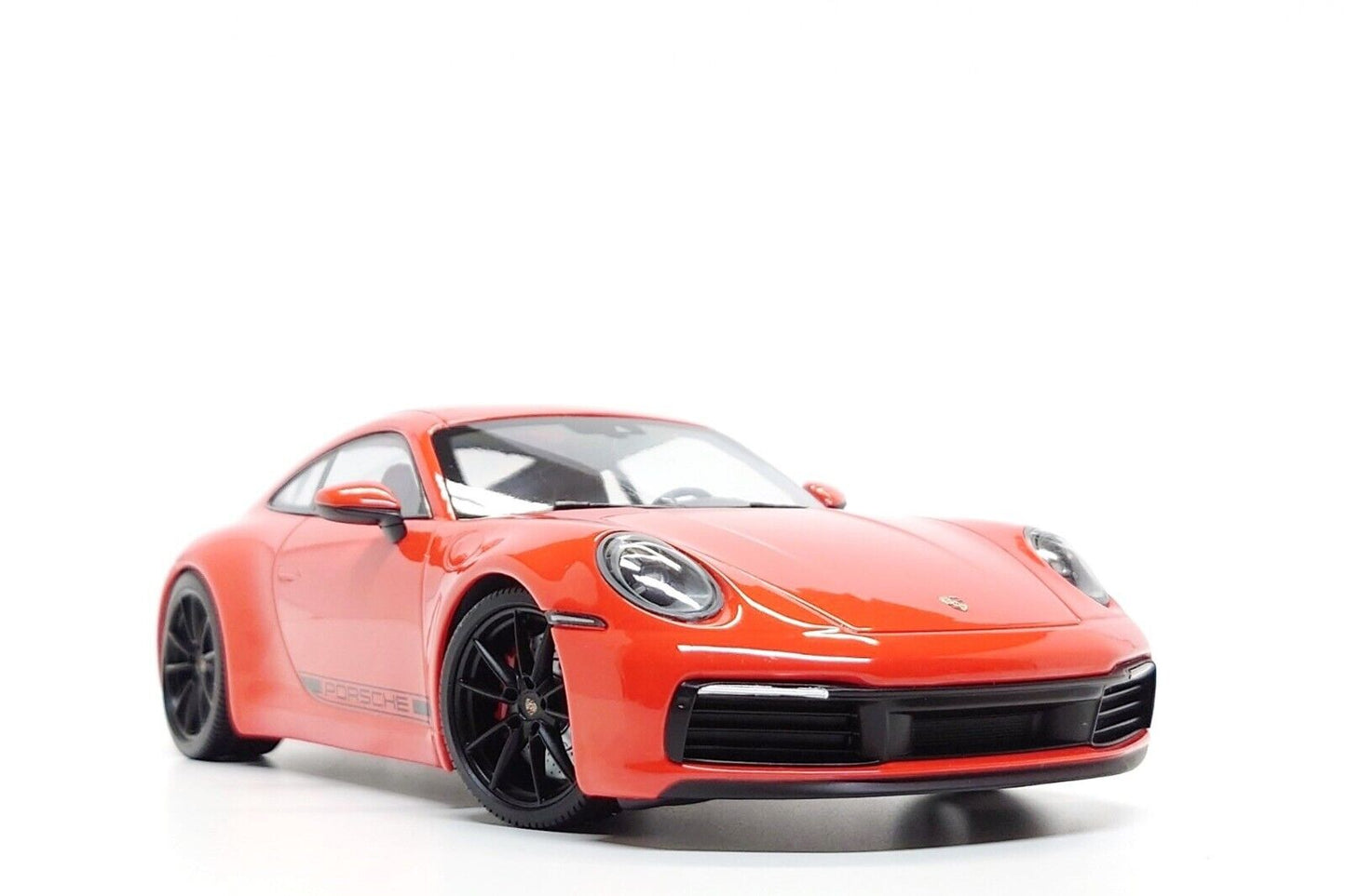 Minichamps 1:18 Porsche 911 Carrera 4S Coupe (992) in Lava Orange