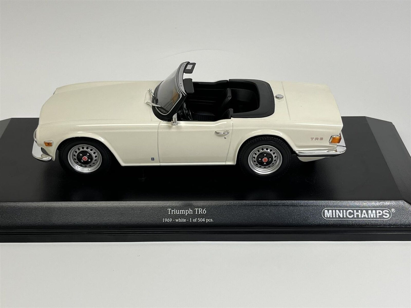 MINICHAMP 1:18 Triumph TR6 1969 White Limited Edition LHD 155132035