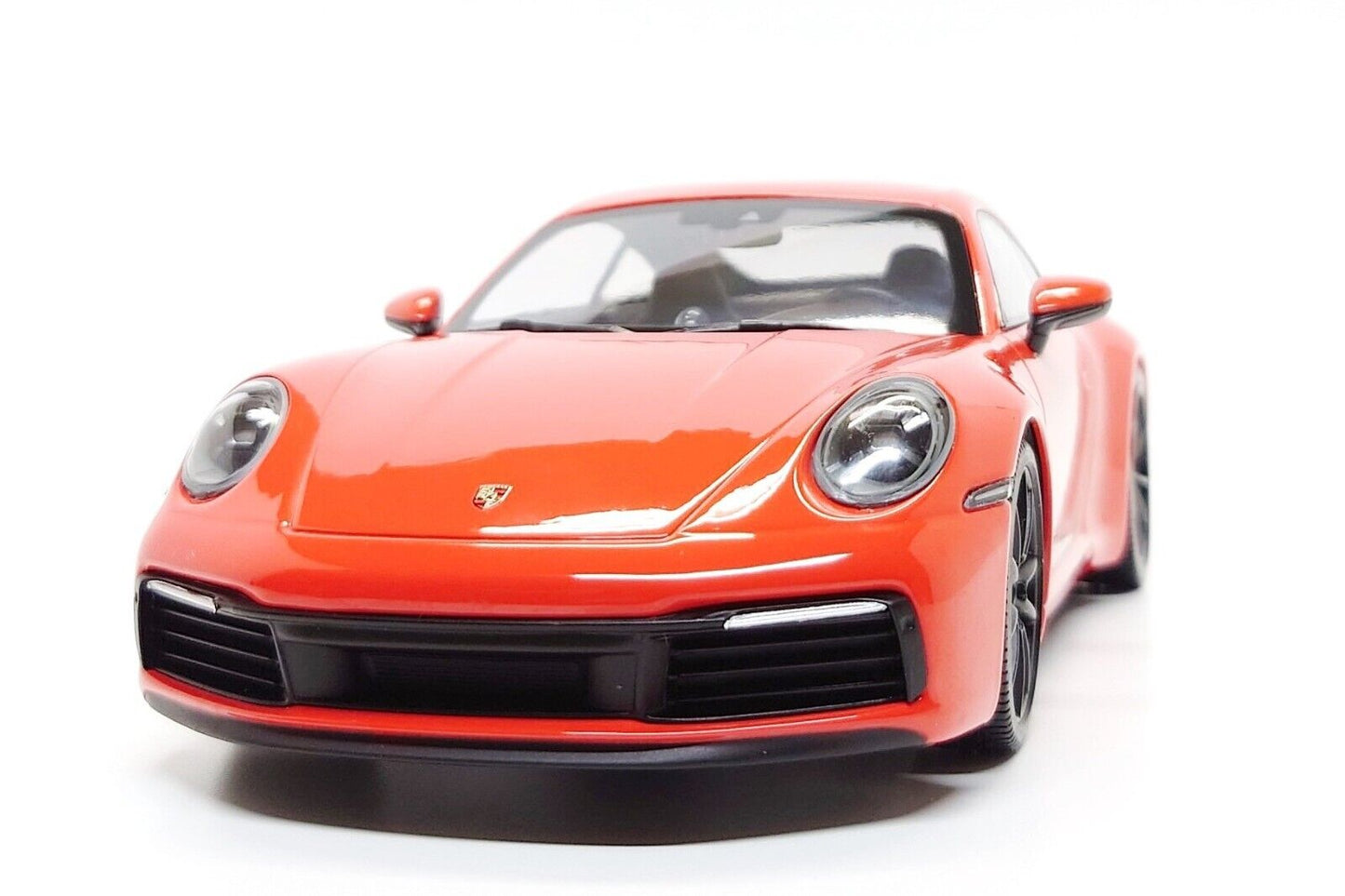 Minichamps 1:18 Porsche 911 Carrera 4S Coupe (992) in Lava Orange