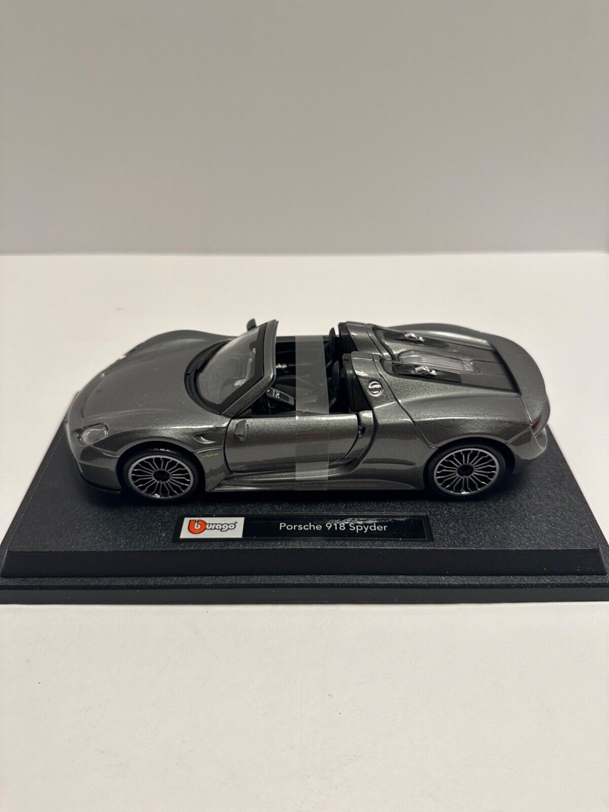 Bburago 1:24 Scale Porsche 918 Spyder Metallic Diecast