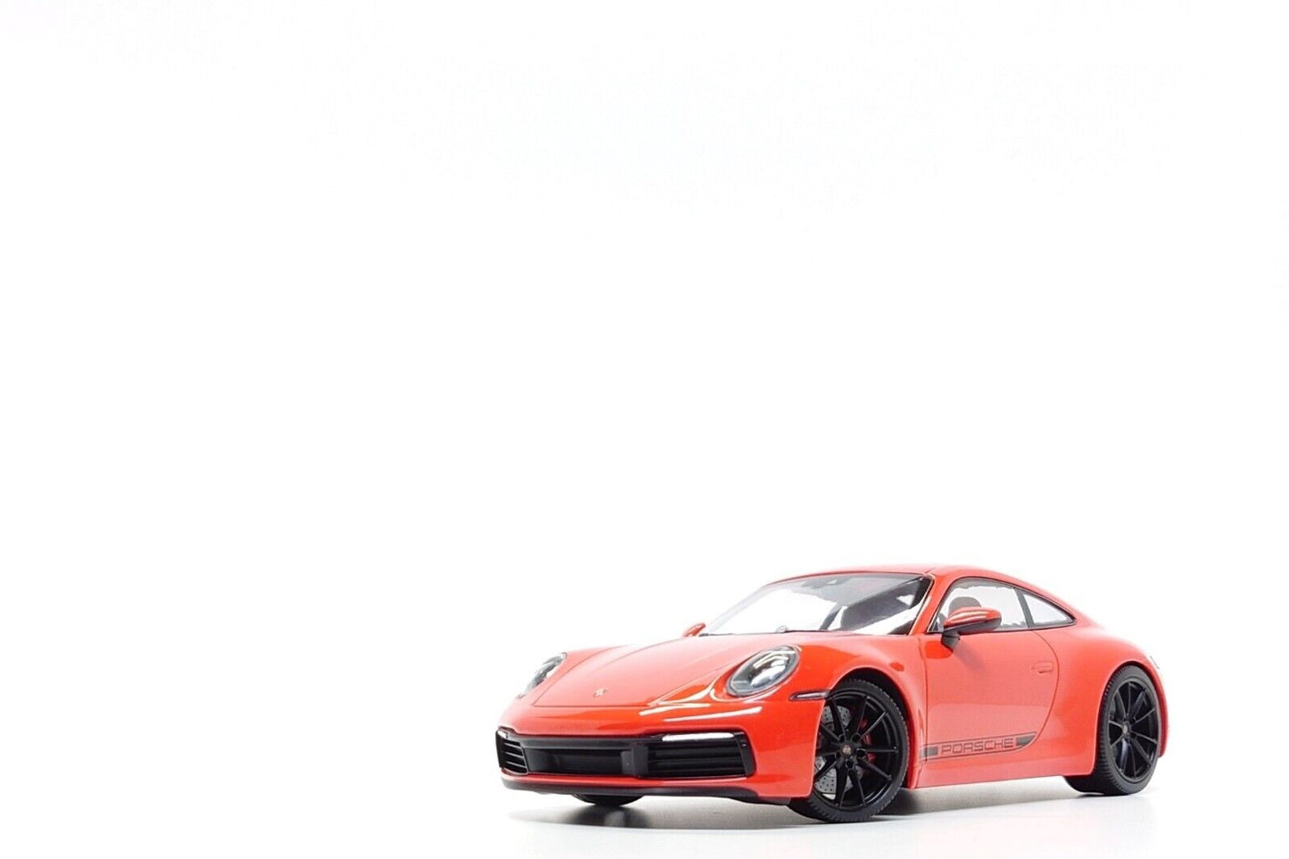 Minichamps 1:18 Porsche 911 Carrera 4S Coupe (992) in Lava Orange