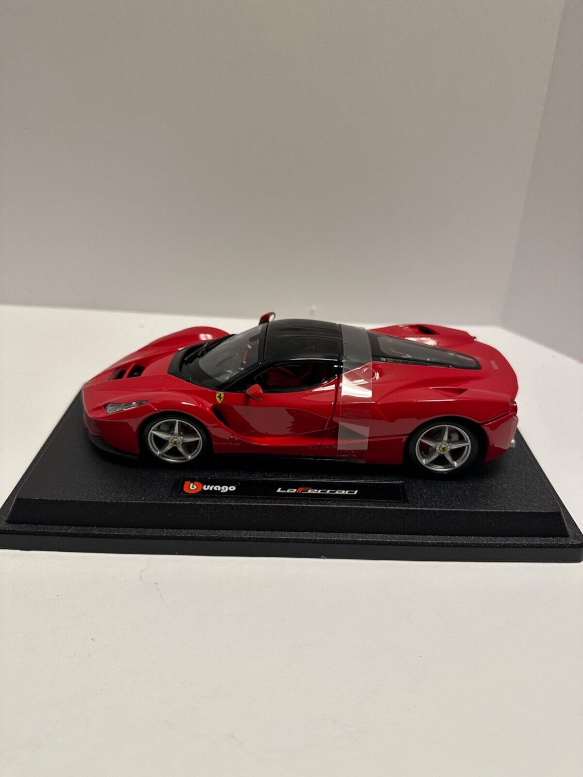 Bburago 1:24 Ferrari LaFerrari Red Scale 18-26001