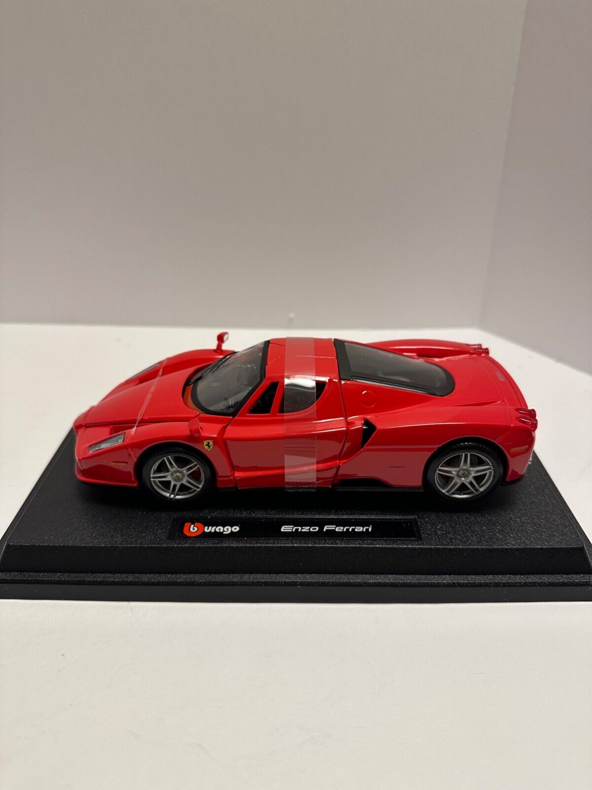 Bburago 1:24 FERRARI ENZO RED Diecast 18-26006