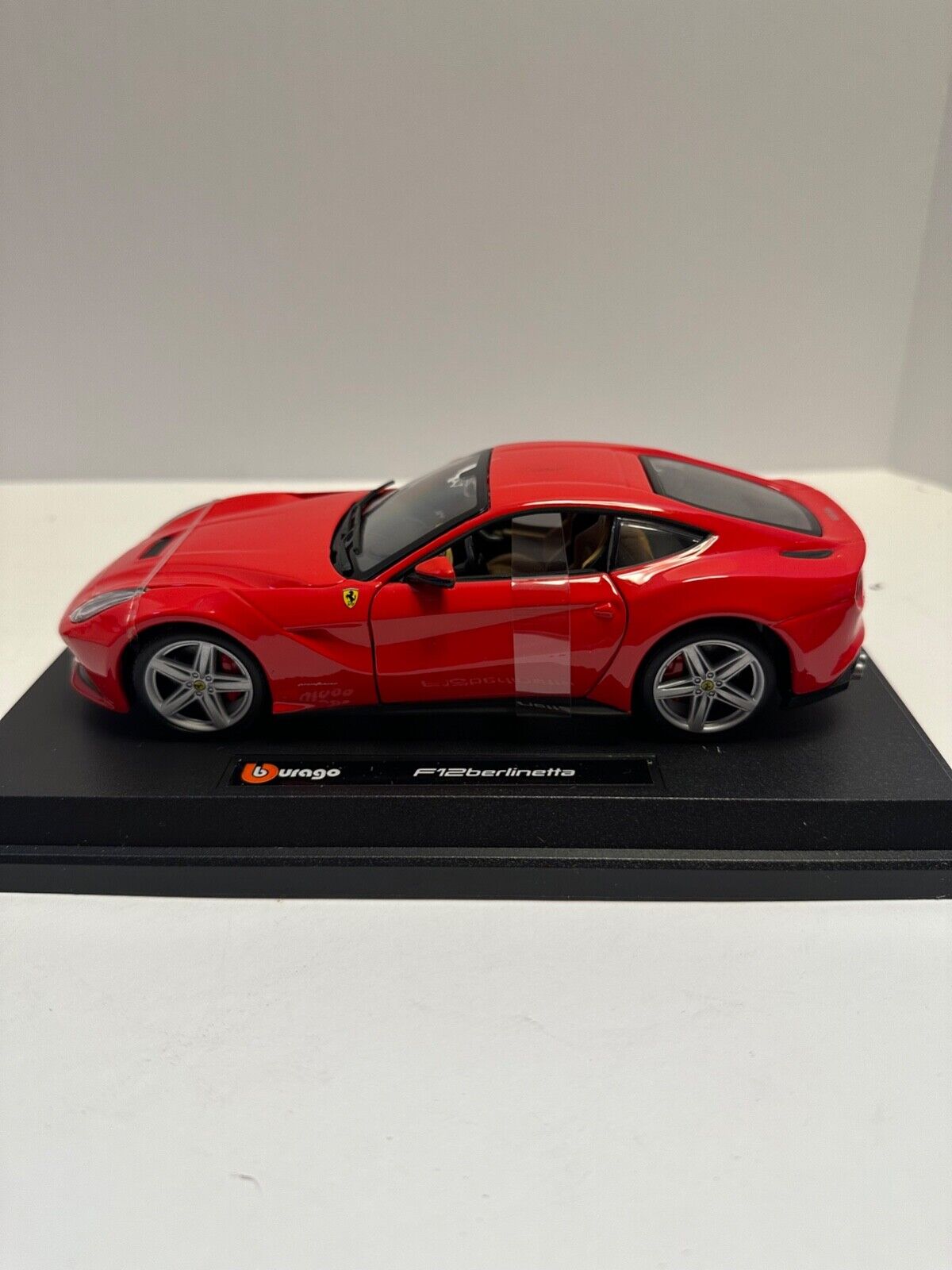 Bburago 1:24 FERRARI F12 BERLINETTA RED Diecast 18-26007