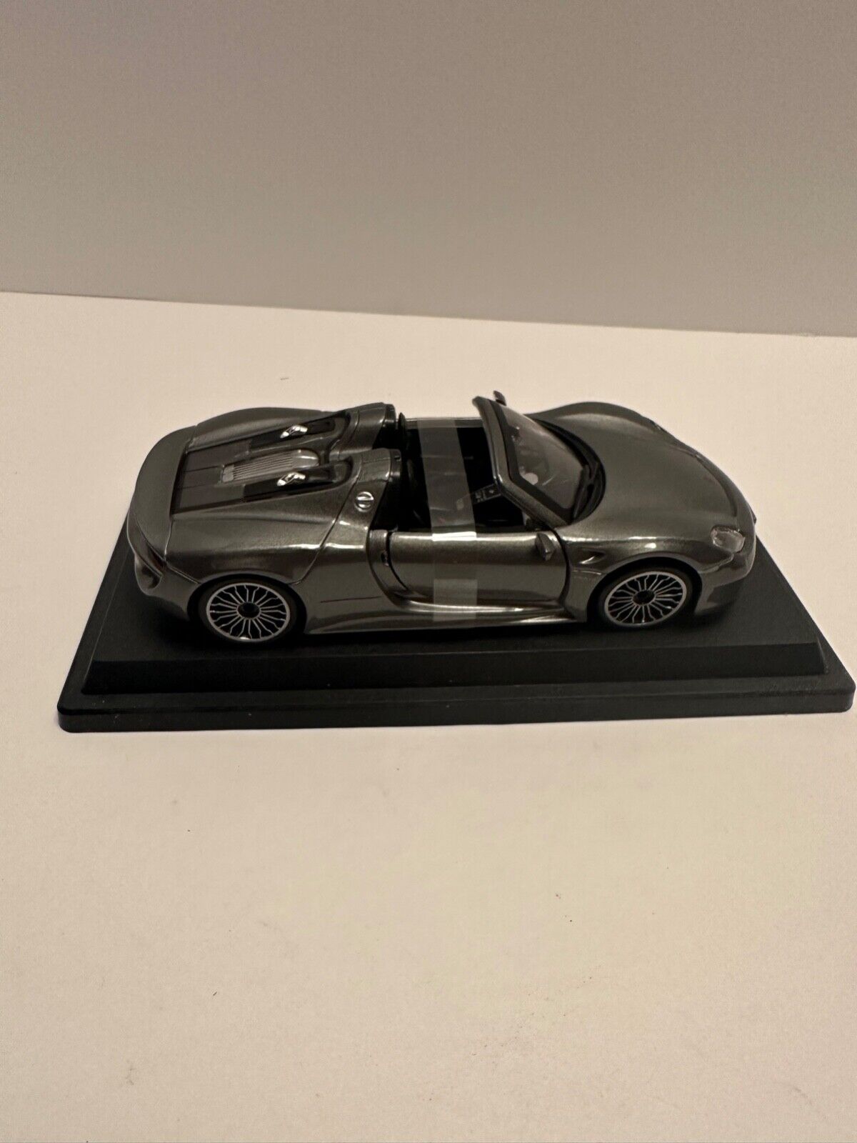 Bburago 1:24 Scale Porsche 918 Spyder Metallic Diecast