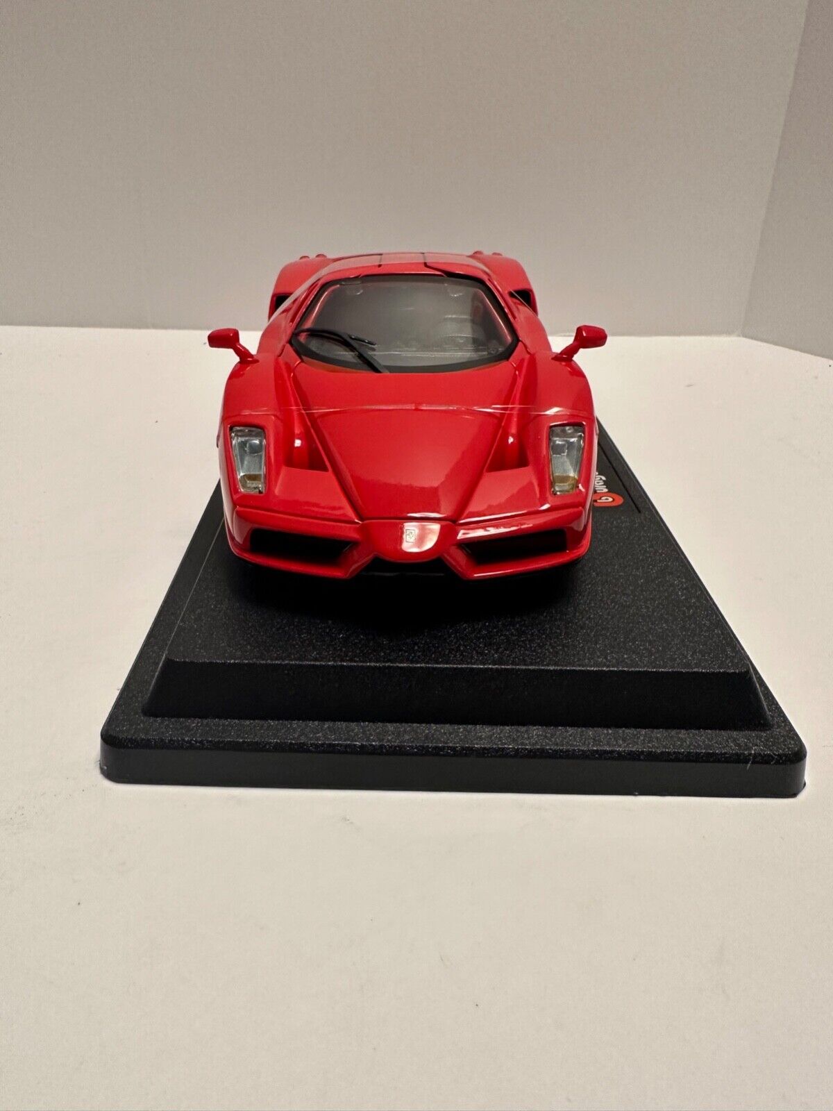 Bburago 1:24 FERRARI ENZO RED Diecast 18-26006