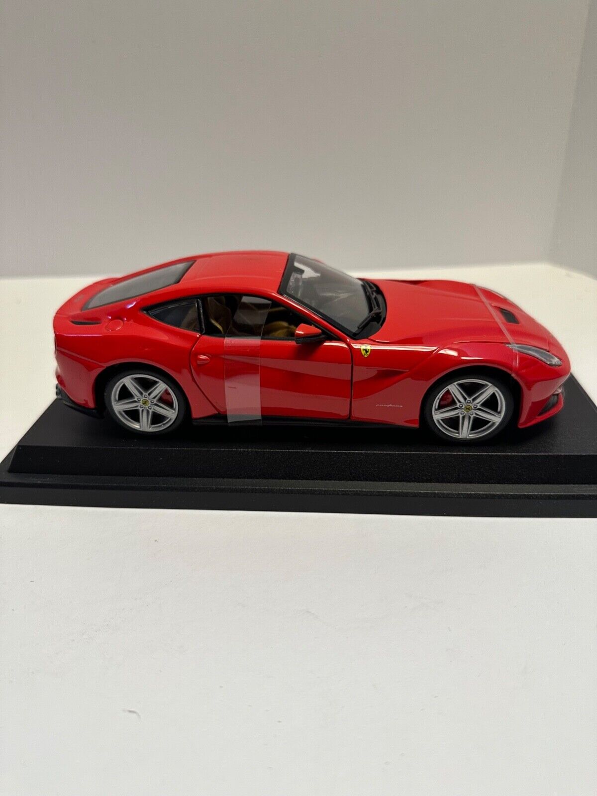 Bburago 1:24 FERRARI F12 BERLINETTA RED Diecast 18-26007