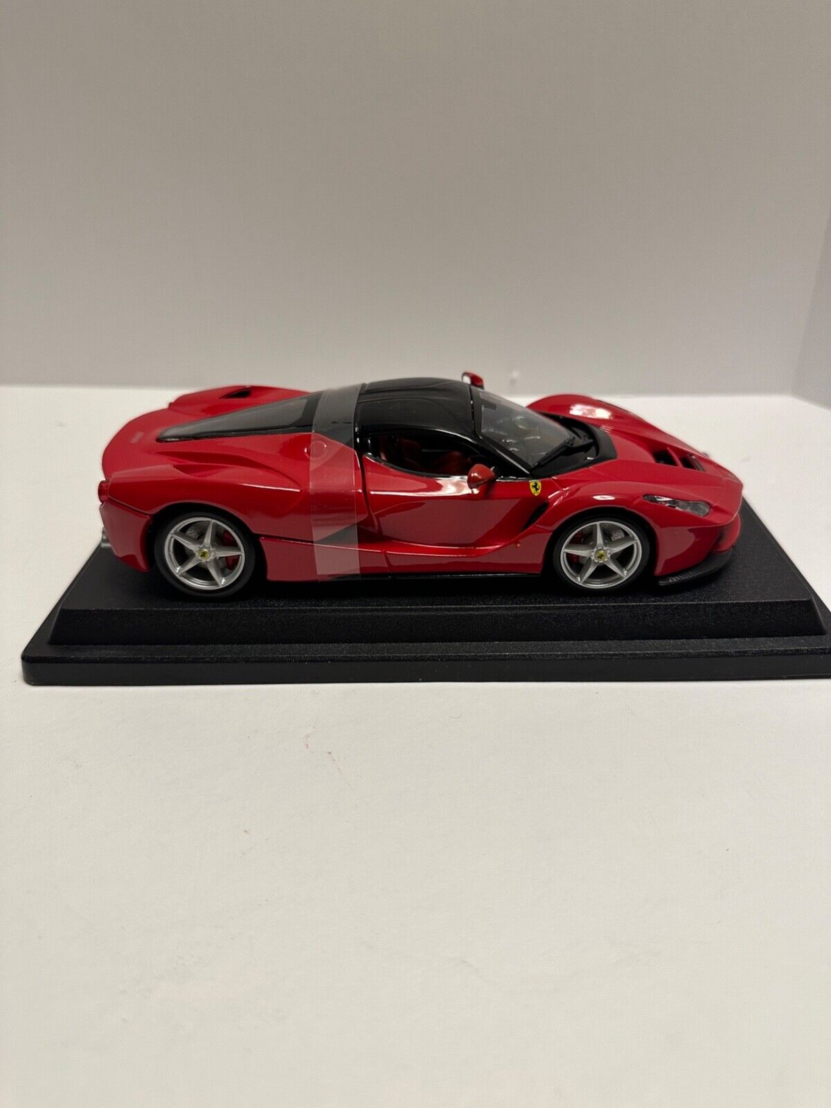 Bburago 1:24 Ferrari LaFerrari Red Scale 18-26001