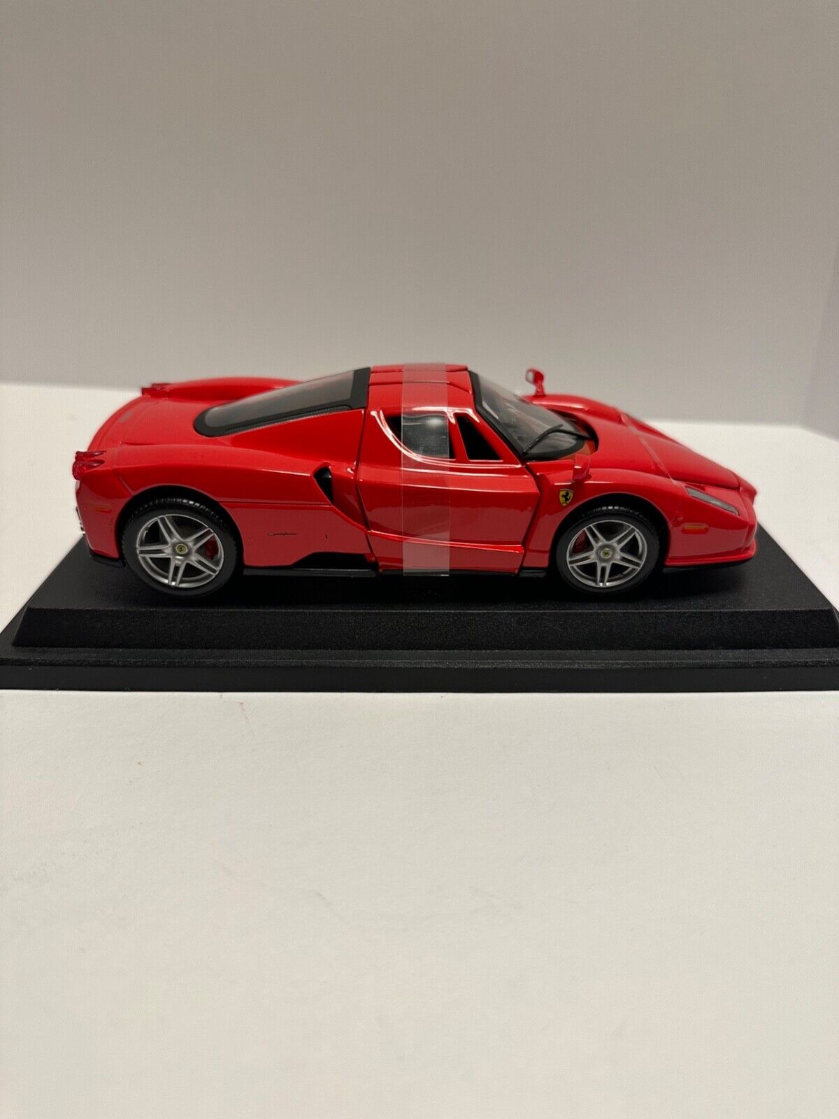 Bburago 1:24 FERRARI ENZO RED Diecast 18-26006