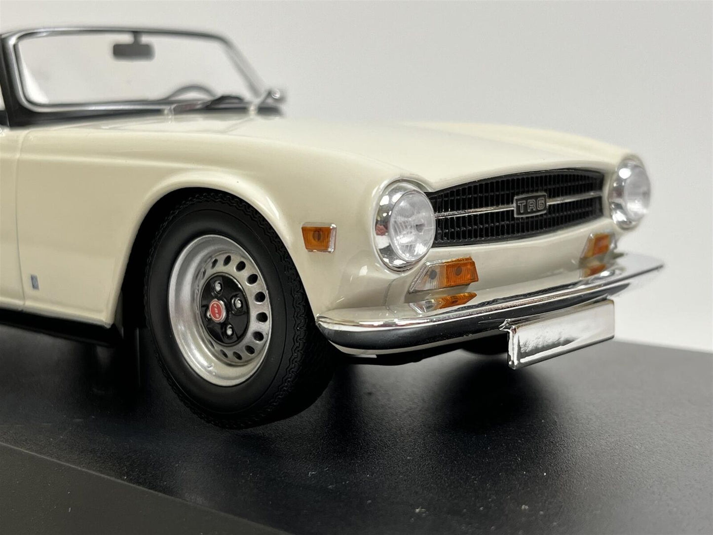 MINICHAMP 1:18 Triumph TR6 1969 White Limited Edition LHD 155132035