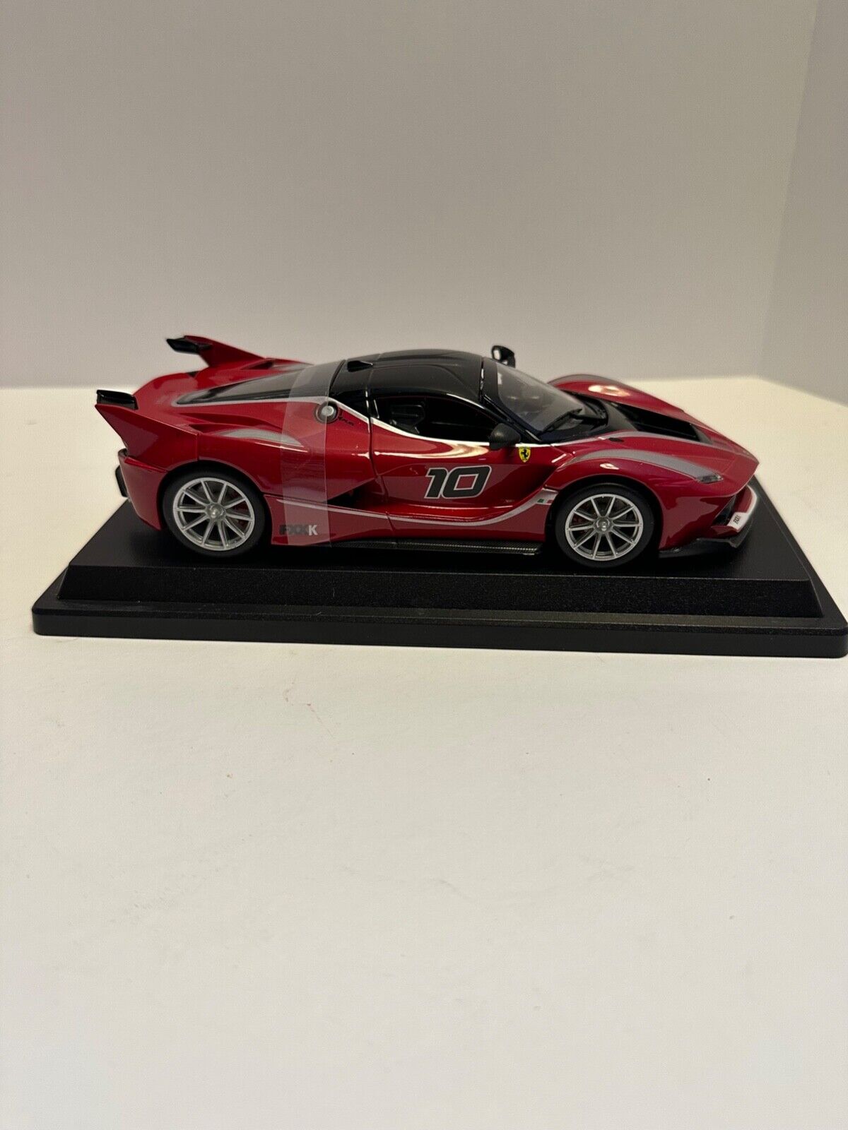 Bburago 1:24 Ferrari FXX K #10 Red Diecast 18-26301