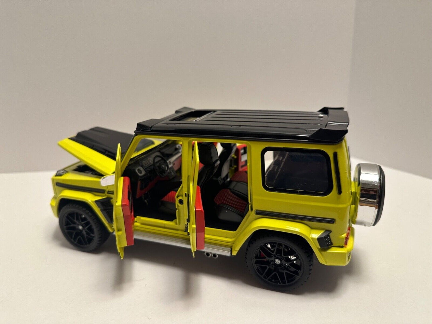 1:18 Scale Mercedes-Benz G Wagon  G700 SUV Exquisite Metal Diecast