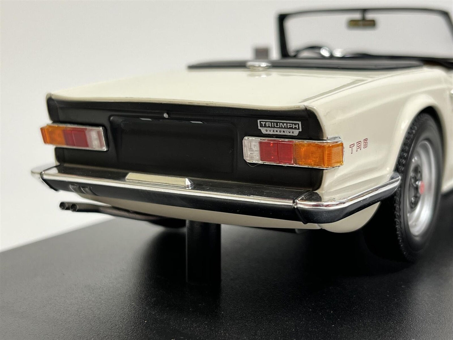 MINICHAMP 1:18 Triumph TR6 1969 White Limited Edition LHD 155132035