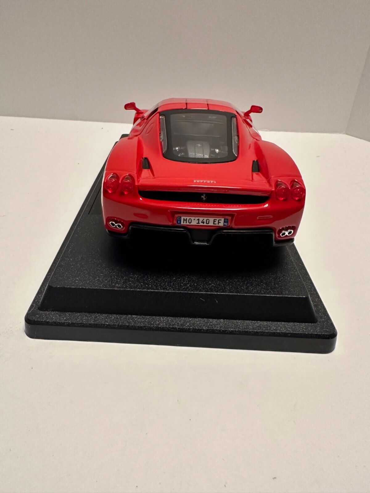 Bburago 1:24 FERRARI ENZO RED Diecast 18-26006