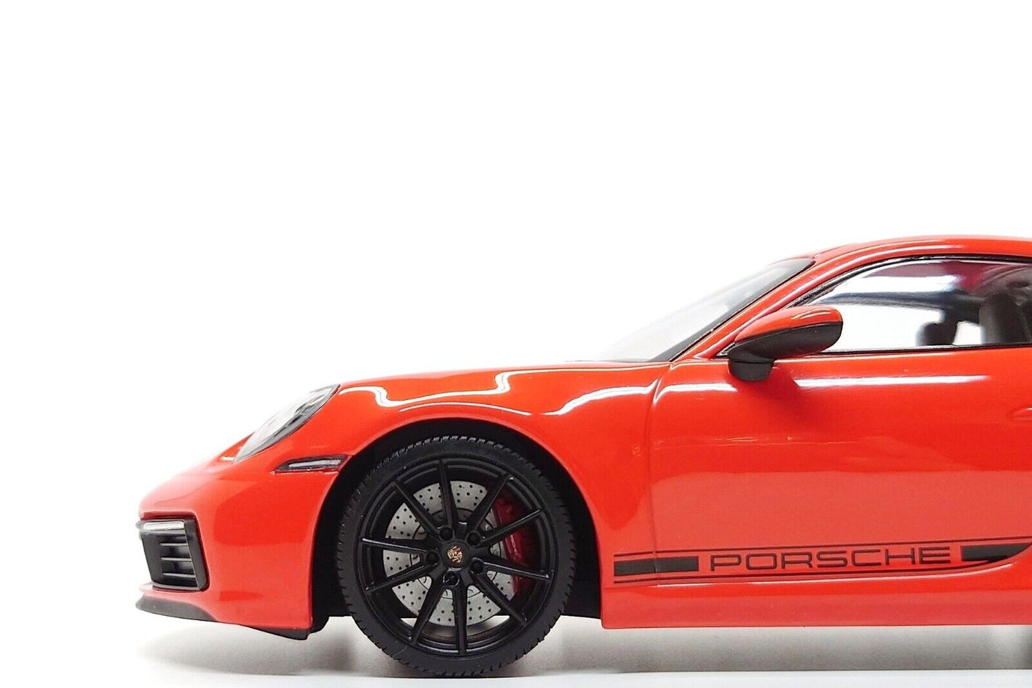 Minichamps 1:18 Porsche 911 Carrera 4S Coupe (992) in Lava Orange