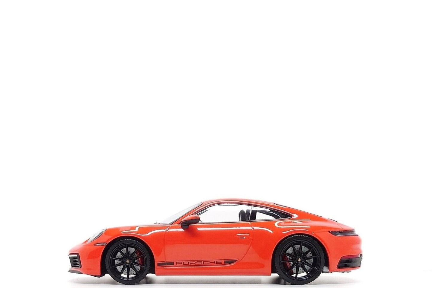 Minichamps 1:18 Porsche 911 Carrera 4S Coupe (992) in Lava Orange