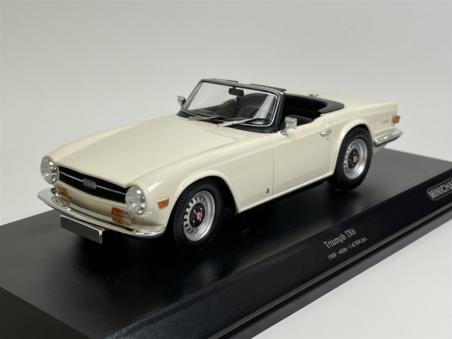 MINICHAMP 1:18 Triumph TR6 1969 White Limited Edition LHD 155132035