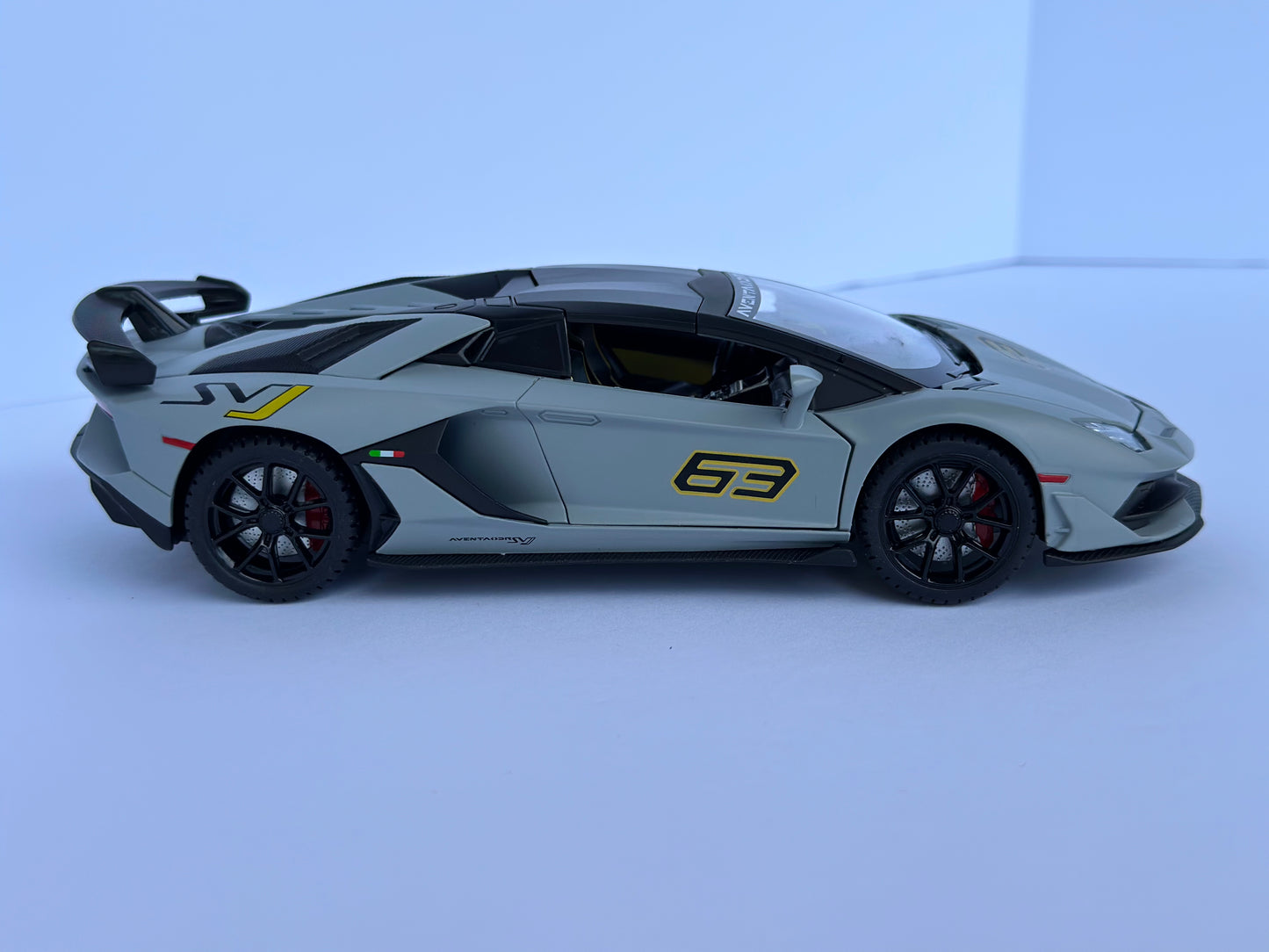 Lamborghini  1/24 SVJ 63 Alloy Scale Diecast Car