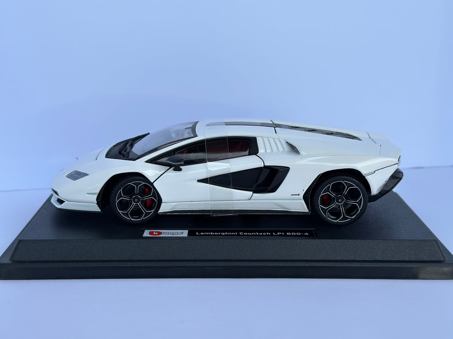 Bburago 1:24 Scale 18-21102 Lamborghini Countach LPI 800-4 Diecast Car