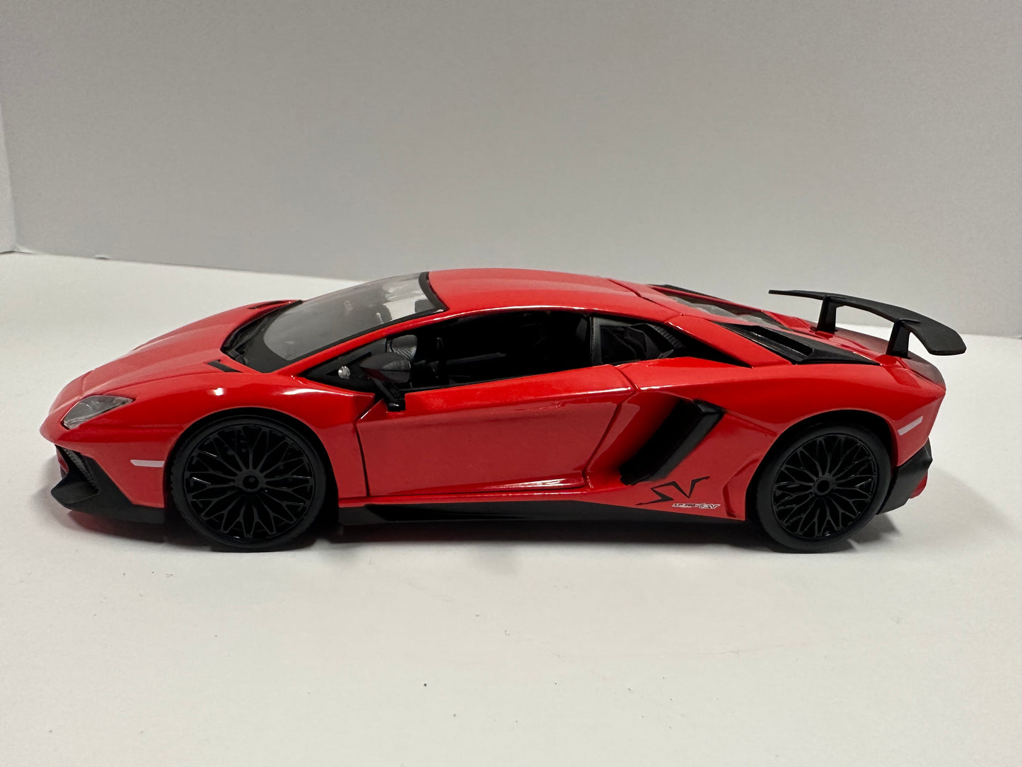 Bburago 1:24 Lamborghini Aventador LP750-4 SV Diecast Car