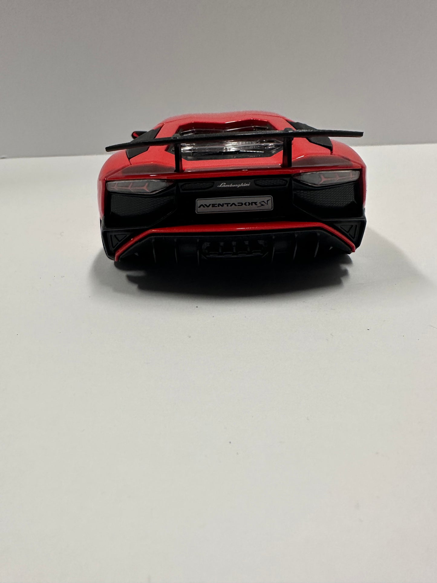 Bburago 1:24 Lamborghini Aventador LP750-4 SV Diecast Car