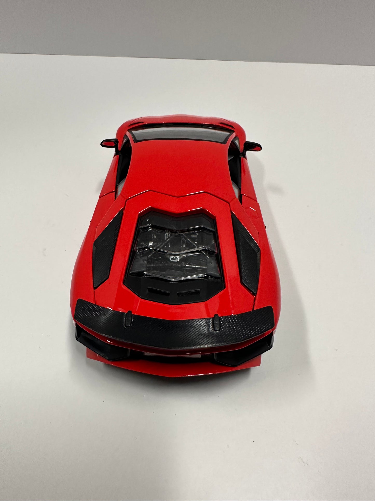 Bburago 1:24 Lamborghini Aventador LP750-4 SV Diecast Car